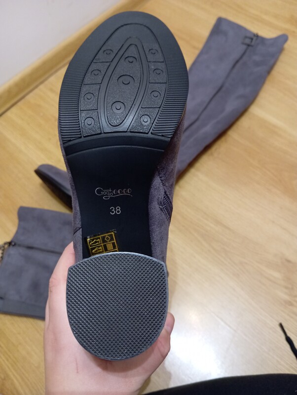 Elbląg Kozaki za kolano na słupku
Rozmiar z metki to 38 polecam bardziej na 37