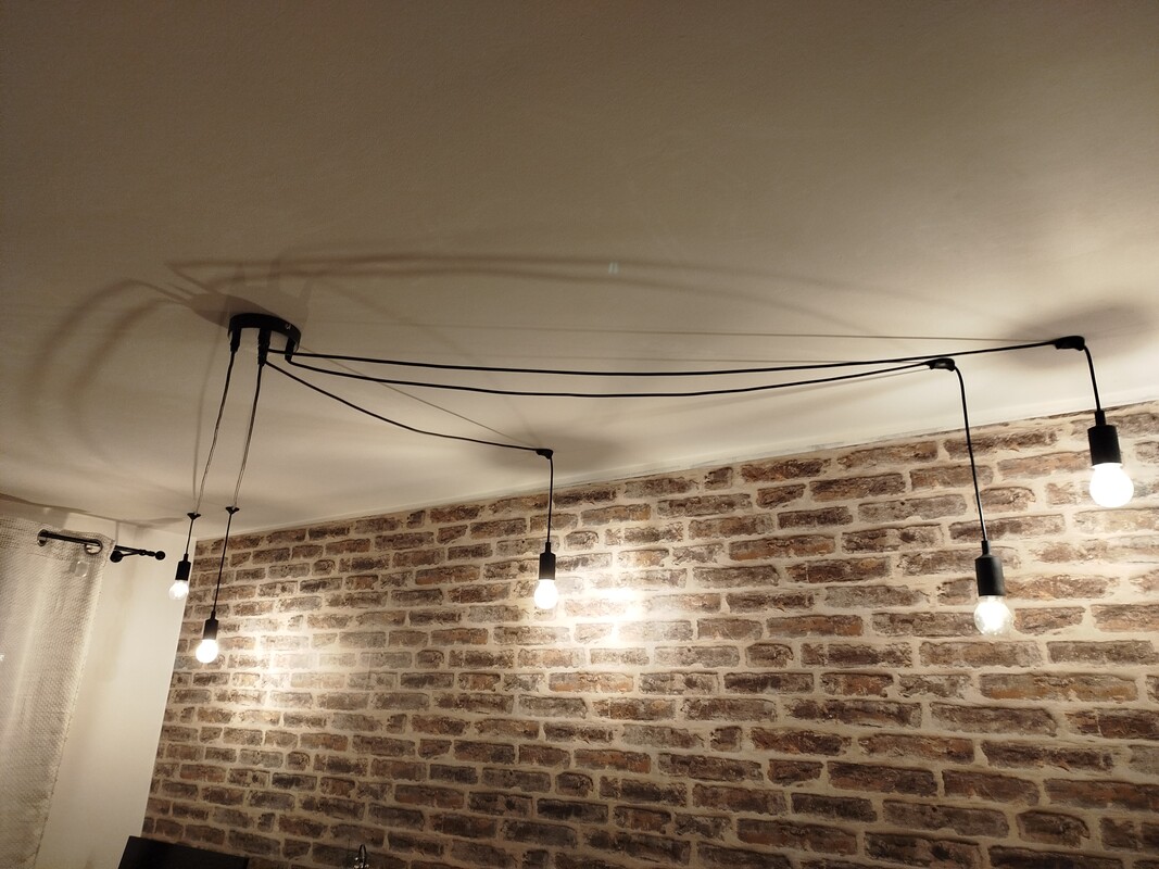 Elbląg Lampa pająk, stan używany, kolor czarny, bez żarówek, odbiór osobisty.
