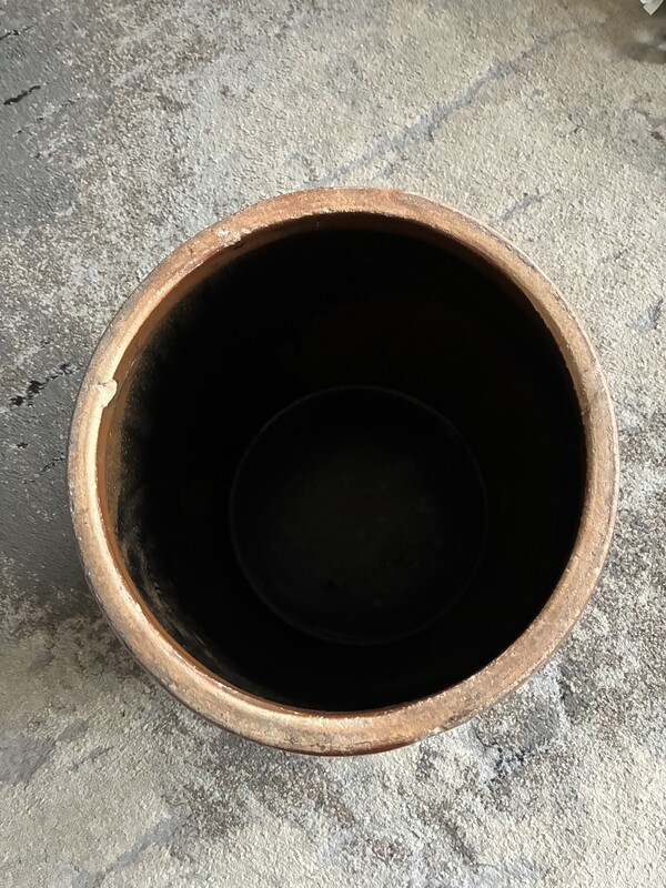 Elbląg Sprzedam duży gar kamionkowy (gliniany) w bardzo dobrym stanie. Posiada dwoje uszu do chwytania.
Średnica 29