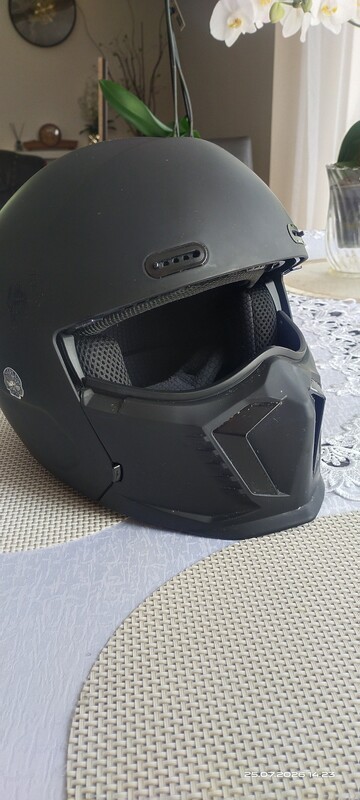 Elbląg Sprzedam Kask motocyklowy, rowerowy lub na hulajnogę. Kask czarny mat XL z blendą i odpinaną szczęką, bardzo