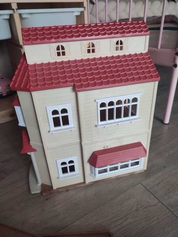 Elbląg Sprzedam domek Sylvanian families w idealnym stanie. Kupiony dwa tygodnie temu. Zmieniłysmy koncepcję z córką i