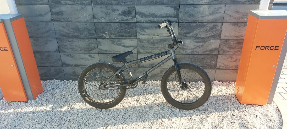 Elbląg Sprzedam rower BMX Kink Curb z 2022 roku w kolorze Matte Brushed Silver. Rower w bardzo dobrym stanie, gotowy do