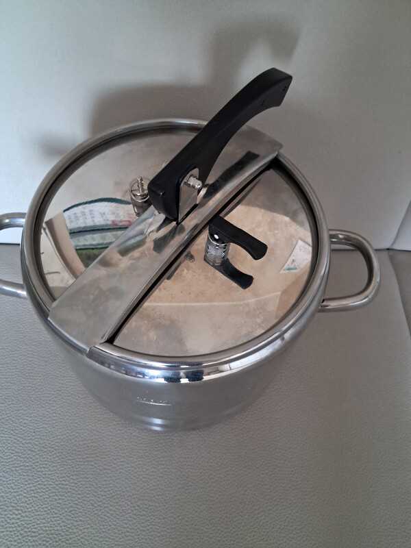 Elbląg Sprzedam garnek szybkowar ciśnieniowy do szybkiego gotowania 7 litrów na indukcję, gaz. Możliwość mycia w