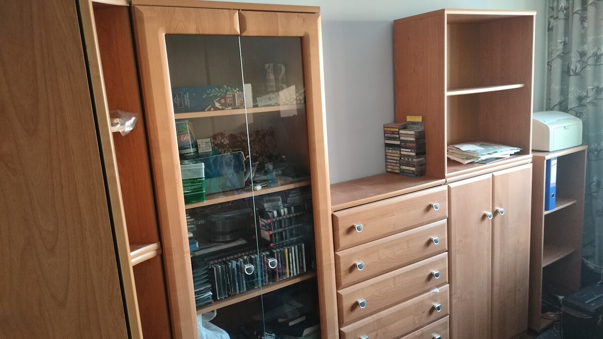 Elbląg Meble do pokoju z 8 części, składają się z szafek, komody z 6 szufladami, oszklonej witryny i półek, nadstawek.