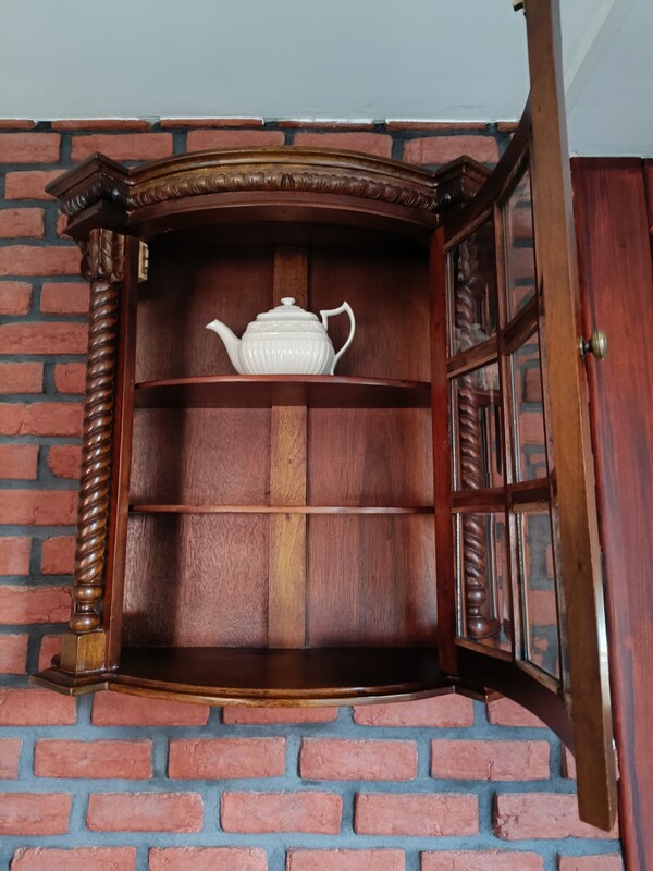 Elbląg Sprzedam witrynkę wiszącą w stylu kolonialnym, kolor orzech, wymiary wys. 69cm x szer. 68cm. Odbiór w Elblągu.