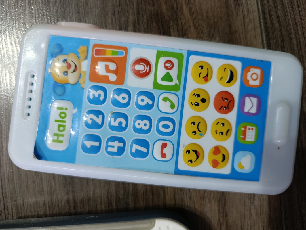Elbląg Sprzedam edukacyjny tablet i telefon marki Fisher Price. Stan dobry posiadają zarysowania. Wszystko sprawne.