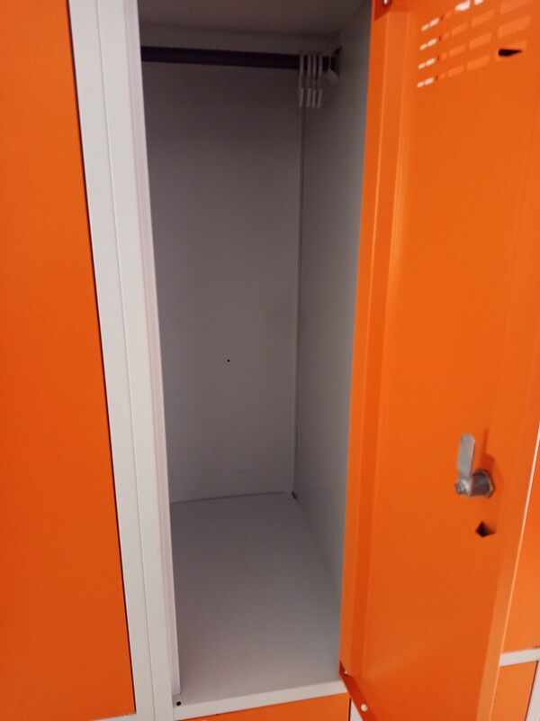 Elbląg Szafa szatnia BHP. Solidny, pomarańczowy metalowy szafka na rzeczy osobiste lub sprzęt. Szafka składa się z