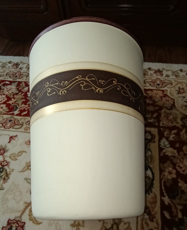 Elbląg Donica ceramiczna mało używana. Wysokość 36 cm
Średnica 30 cm
Kolory beżowo-brązowa.
W środku donicy widoczne