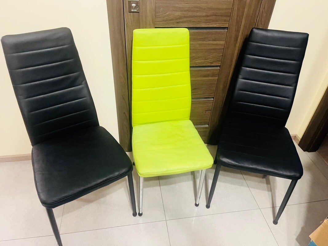 Elbląg Sprzedam 3 krzesła z ekoskory widoczne na zdjęciach. Cena za komplet. Odbiór osobisty w Elblągu w okolicy CH