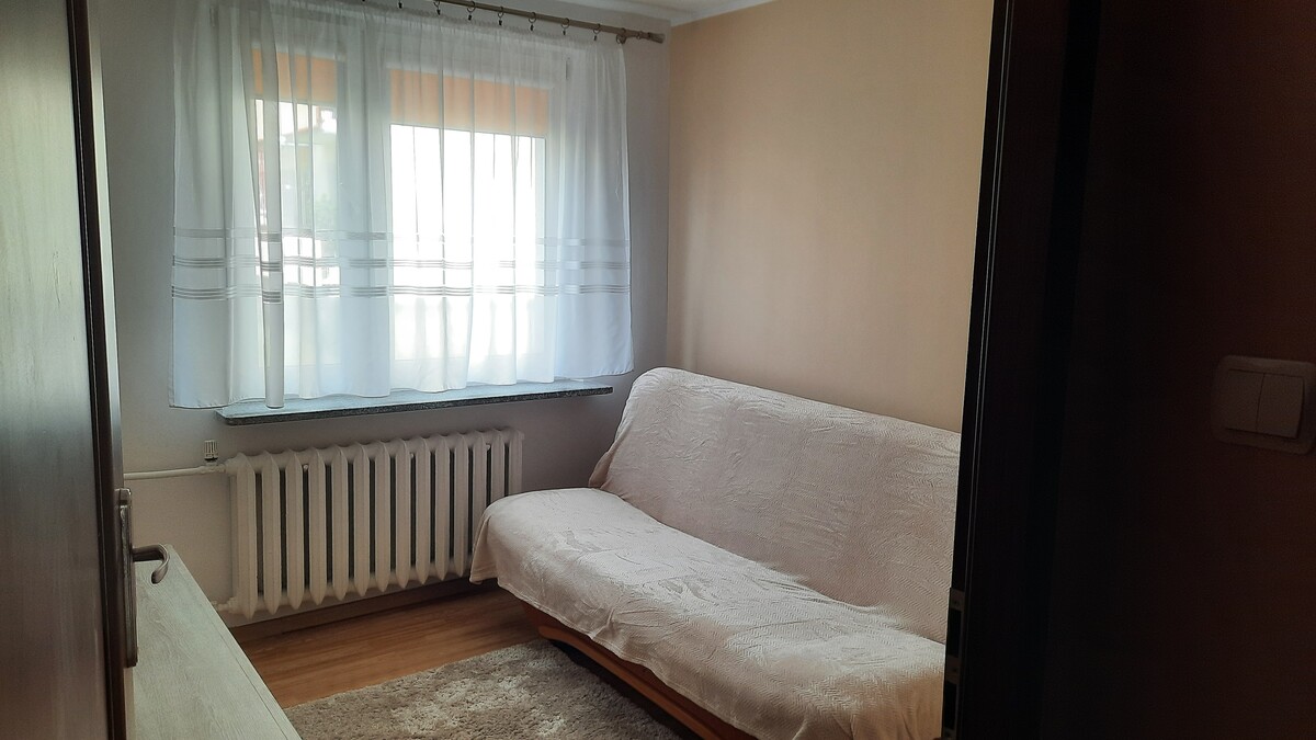 Elbląg Wynajem 2 pokojowego mieszkania na parterze z balkonem w Elblągu przy ulicy Matejki w pobliżu Centrum