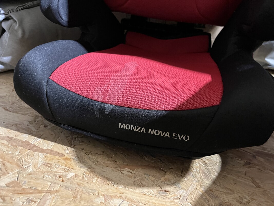Elbląg Foteliki Recaro
Monza Nova Evo
Dwie sztuki
- wymagają wyprania tapicerki
- wpięcia isofix
- służyły od 3 do 6