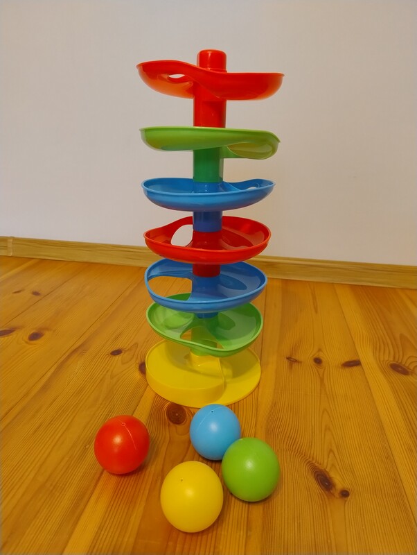 Elbląg Sprzedam zabawkę wyścig kulek. Stan bardzo dobry, zapakowana w oryginalny karton. W zestawie znajduje się 7