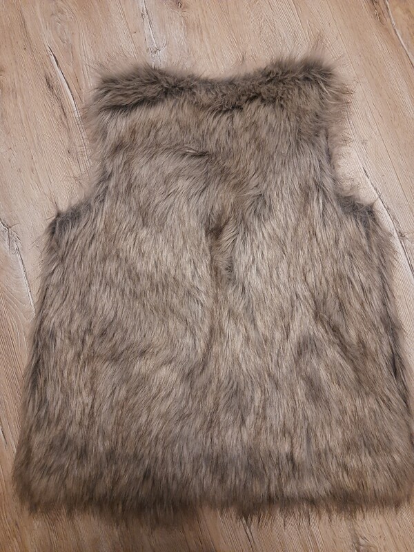 Elbląg Sprzedam damską kamizelkę, bezrękawnik, futerkowa mięciutka jak królik, sztuczne futerko.
Rozm. S, stan