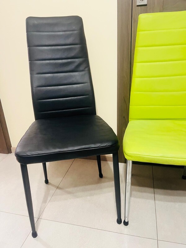 Elbląg Sprzedam 3 krzesła ekoskóra. Stan widoczny na zdjęciach, wg mnie dobry/bardzo dobry.