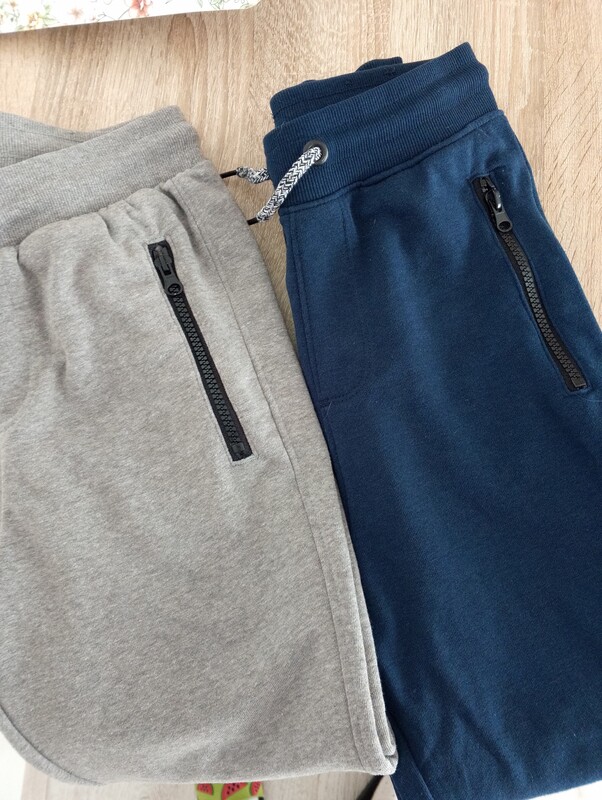 Elbląg ODDAM ZA DUŻĄ CZEKOLADĘ  MILKA UBRANIA (15szt) DLA CHŁOPCA Z FIRMY SMYK  :
- KURTKA/BLUZA POLAR R-140-146
-