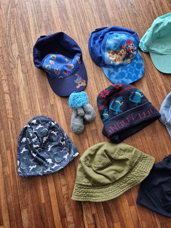 Elbląg Czapki, rękawiczki dla chłopca w rozmiarze 110.
Różne rodzaje, z daszkiem, na zimę cienkie i grube, jak na