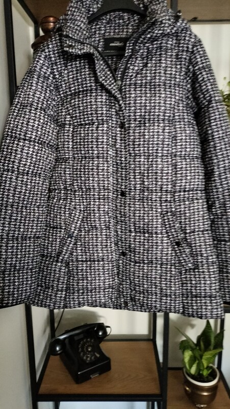 Elbląg KURTKA DZIEWCZĘCA Z ODPINANYM KAPTUREM ŚCIAGACZE PRZY RĘKAWACH. ŚCIAGACZ W PASIE FIRMA TCHIBO ROZ. S/M / 158