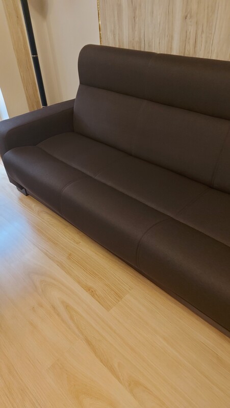 Elbląg Wygodna, brązowa wersalka rozkładana. Mebel jest używany, ale w dobrym stanie. Używana w pokoju gościnnym,