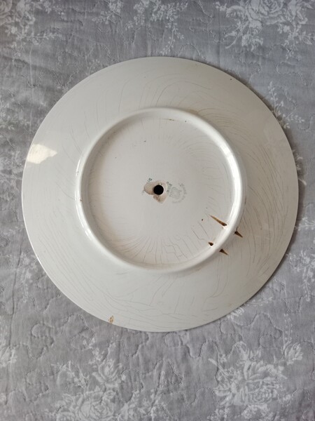 Elbląg Duży talerz ręcznie malowany z przewiercony otworem fi 1 cm. Średnica talerza 31 cm. Stan widoczny na zdjęciach.