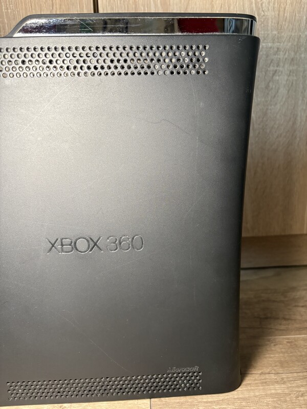 Elbląg Konsola Xbox 360 Sprzedam w pełni sprawną konsolę Xbox 360 w bardzo dobrym stanie, w zestawie z kablami i
