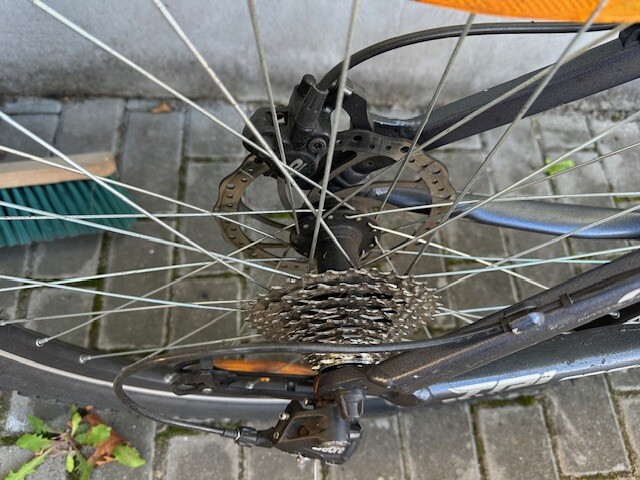 Elbląg Sprzedam rower górski MERIDA Shimano Deore, tarczówki – do naprawy w grafitowym kolorze. Dobra baza dla