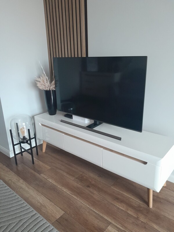 Elbląg Przedmiotem sprzedaży jest szafka Szafka RTV Trava 160x50 - używana stan bardzo dobry,
Parametry:
Wymiary: