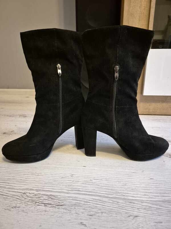 Elbląg Nowe eleganckie kozaki damskie krótsze - TAMARIS w rozmiarze 40.Wykonane z czarnego zamszu, idealne na