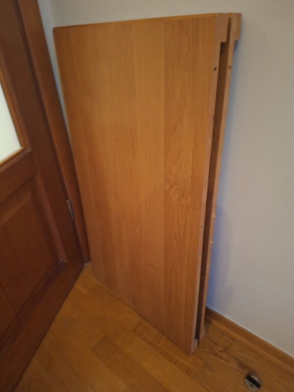 Elbląg Oddam stol za darmo. Myślę ze komuś sie przyda, moze na działkę.
Stol ma wymiary 90x90 I sa do niego