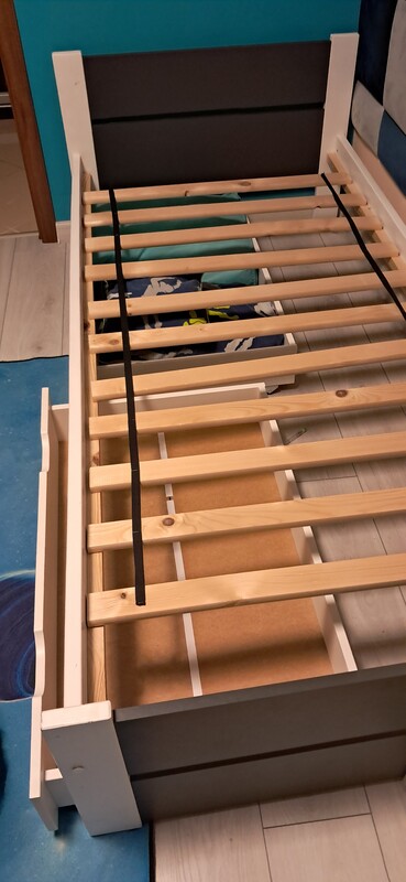 Elbląg Sprzedam łóżko sosnowe 90/200,barwine na biało szare z dwoma szufladami na rolkach i z materacem. Łóżko jest na