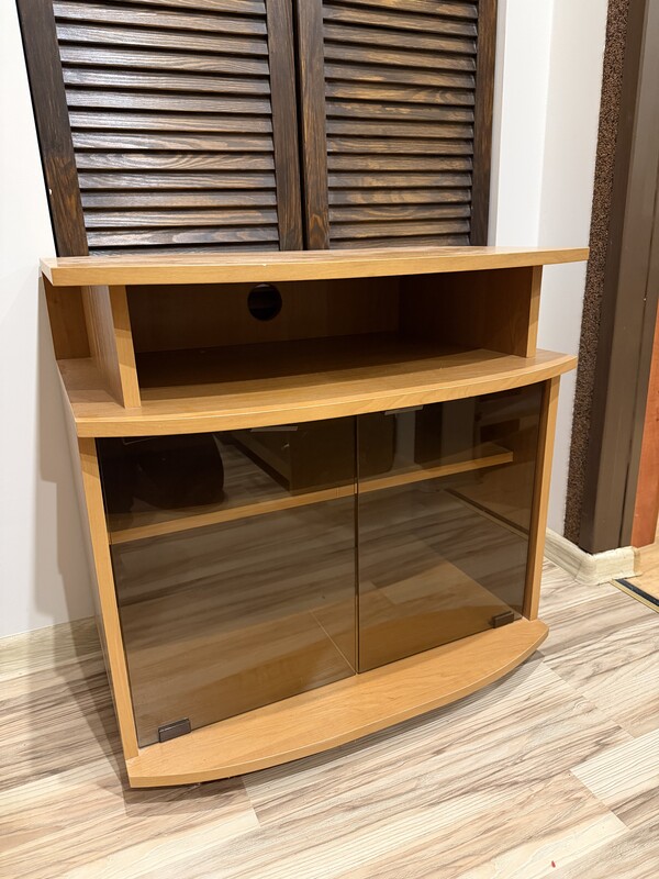 Elbląg Sprzedam szafkę pod telewizor w stanie ogólnym dobrym. Wysokość ok 65 cm, głębokość 44 cm, szerokość 66 cm.