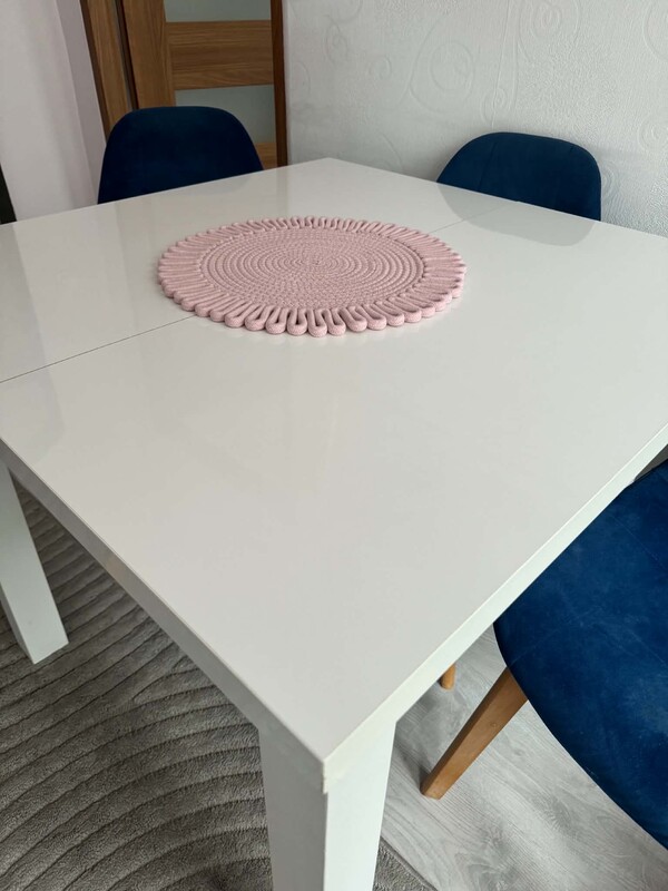 Elbląg SPRZEDAM STÓŁ ROZKLADANY BIAŁY POŁYSK 90/90,CENA 300 oraz FOTEL CENA 150
