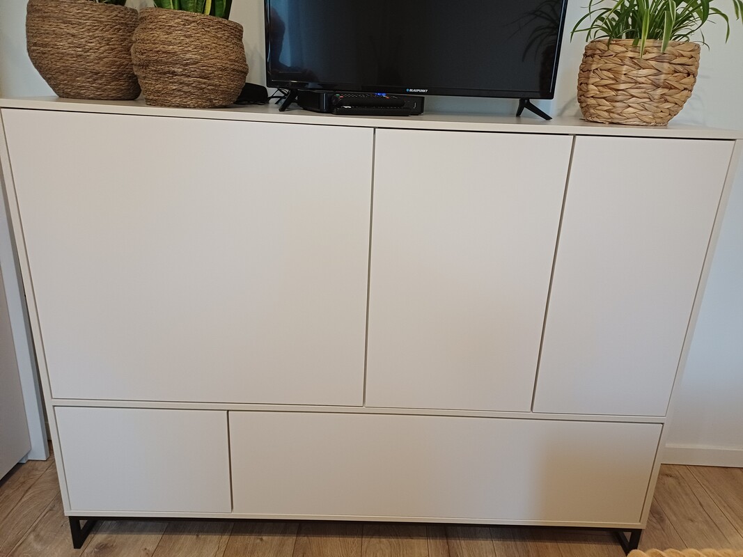 Elbląg SPRZEDAM NOWĄ KOMODĘ, elegancki kolor BEŻ PIASKOWY
wymiary : szerokość 160,wysokość 120,głębokość 45 cm.