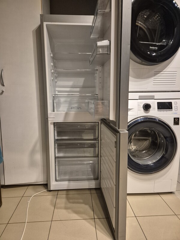 Elbląg Sprzedam lodówkę firmy SHARP w stanie bardzo dobrym. Lodówka jest w pełni sprawna, jedyne wady to zarysowanie