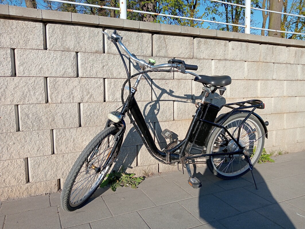 Elbląg Sprzedam rower z napędem elektrycznym. Rower jest dość stary, ale jeździ. Silnik działa, hamulce hamują. Wymaga