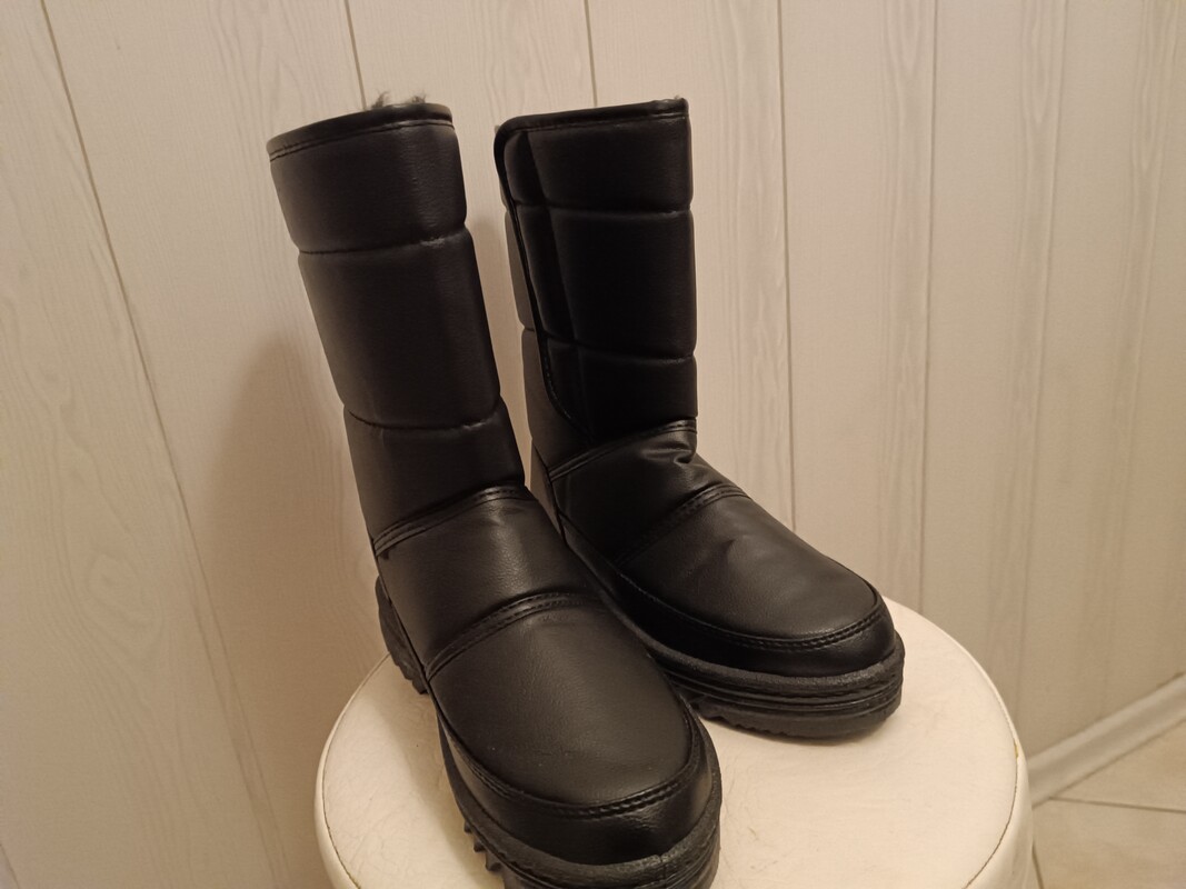 Elbląg Sprzedam nowe zimowe kozaki damskie w kolorze czarnym, w rozmiarze 37 /długość wkładki 23,7 cm/. Kozaki bardzo