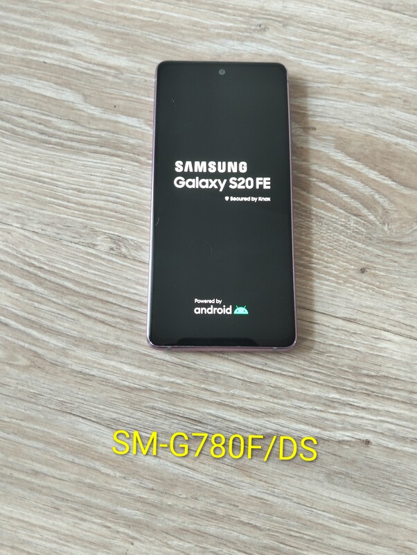 Elbląg Smartfon * stan idealny - 600zł. 
Latarki LED zestaw - 60zł.