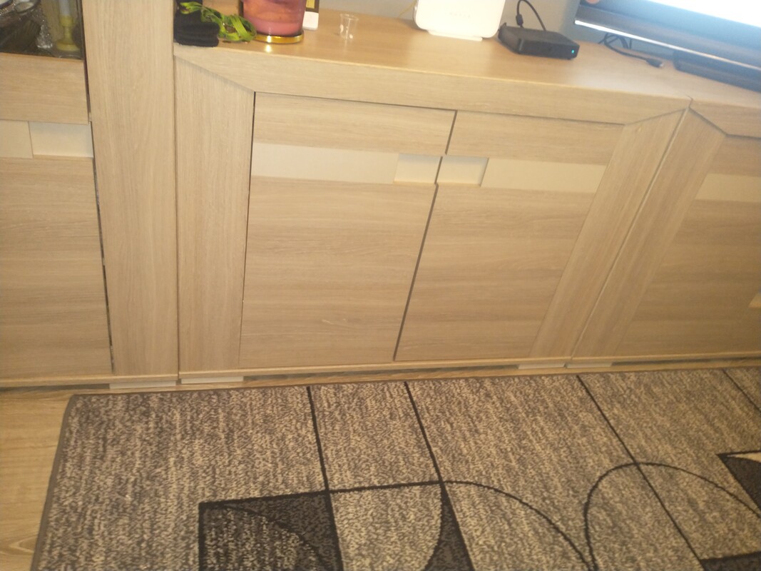 Elbląg Mam szafę, witrynę słupek. .. .komodę z lewej i prawej strony szafka pośrodku 3 szuflady oraz szafkę