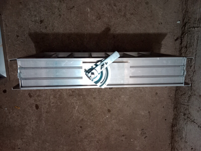 Elbląg Sprzedam przepustnicę aluminiowa. Posiadam 2 sztuki. Wymiary długość całkowita 69 cm x 37,5 cm, grubość 11,5