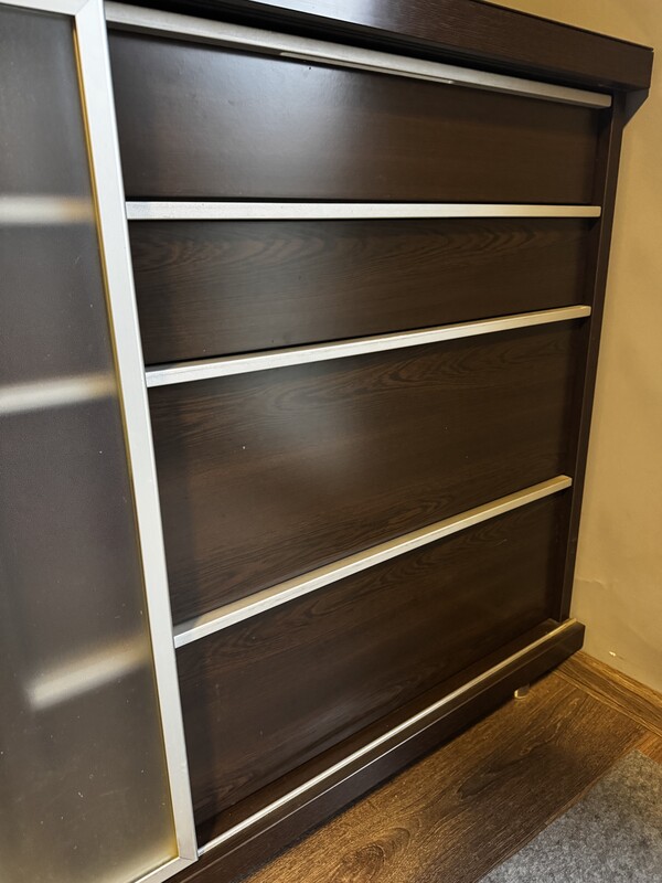 Elbląg Czarna komoda z szufladami, szklany blat.