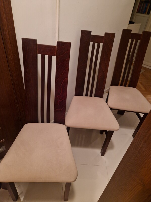 Elbląg Sprzedam 4 krzesła do salonu w bardzo dobrym stanie. Solidna konstrukcja w kolorze wenge i wygodne welurowe