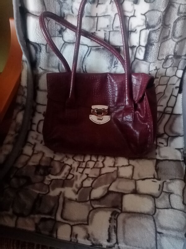 Elbląg Sprzedam to co na zdjęciach:
Kufle po 5 zł
Wazonik 5 zł.
Torebki 5 zł.
4 podkładki z materiału (do