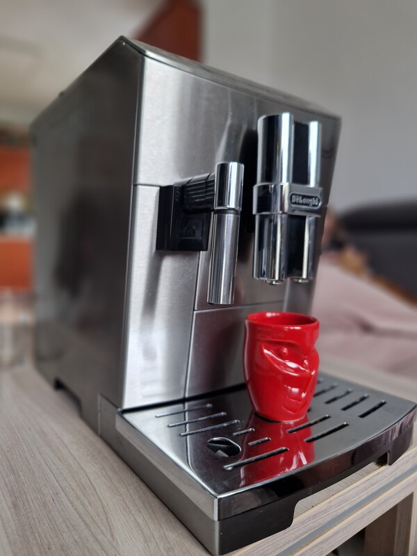 Elbląg Sprzedam ekspres automatyczny DeLonghi PrimaDonna S Deluxe ESAM 26.455.M. 
Ekspres jest w pełni sprawny i