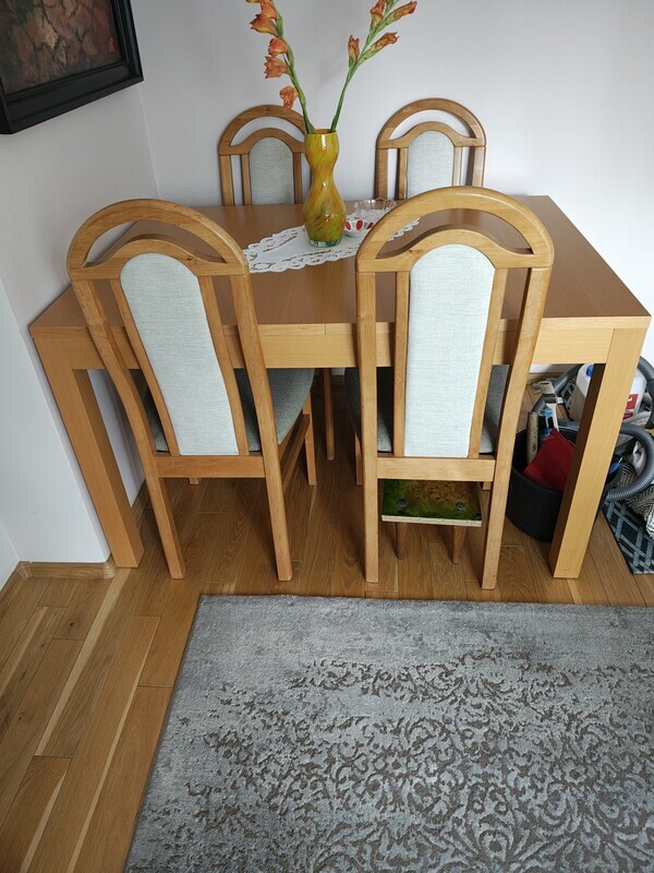 Elbląg Bukowy stół(90*120 cm). Po rozłożeniu 90*210 cm i 6 bukowych krzeseł sprzedam za 800 zł. Witryna sosnowa za 300