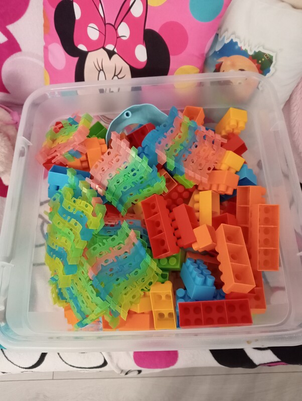 Elbląg SPRZEDAM ZESTAW ZABAWEK(KLOCKI I TORY DLA SAMOCHODZIKÓW). MASKOTKI W TYM JEDNA GRAJĄCA ODDAM GRATIS. ODBIÓR