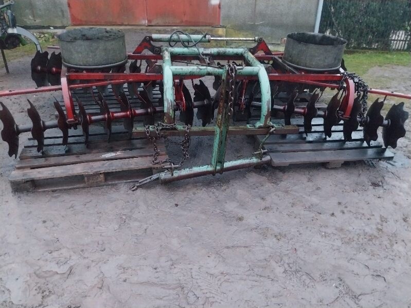 Elbląg Sprzedam:
1) talerzówka Kverneland 380 szer. , robocza, cena 2600 zł;
2) wał daszkowy szer 3m, średnica 60cm,