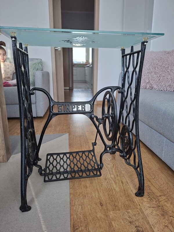 Elbląg Sprzedam nogi od maszyny zrobione na stolik. Blat Że szkła hartowanego piaskowanego. Wymiar 60 cm. x 40 cm.