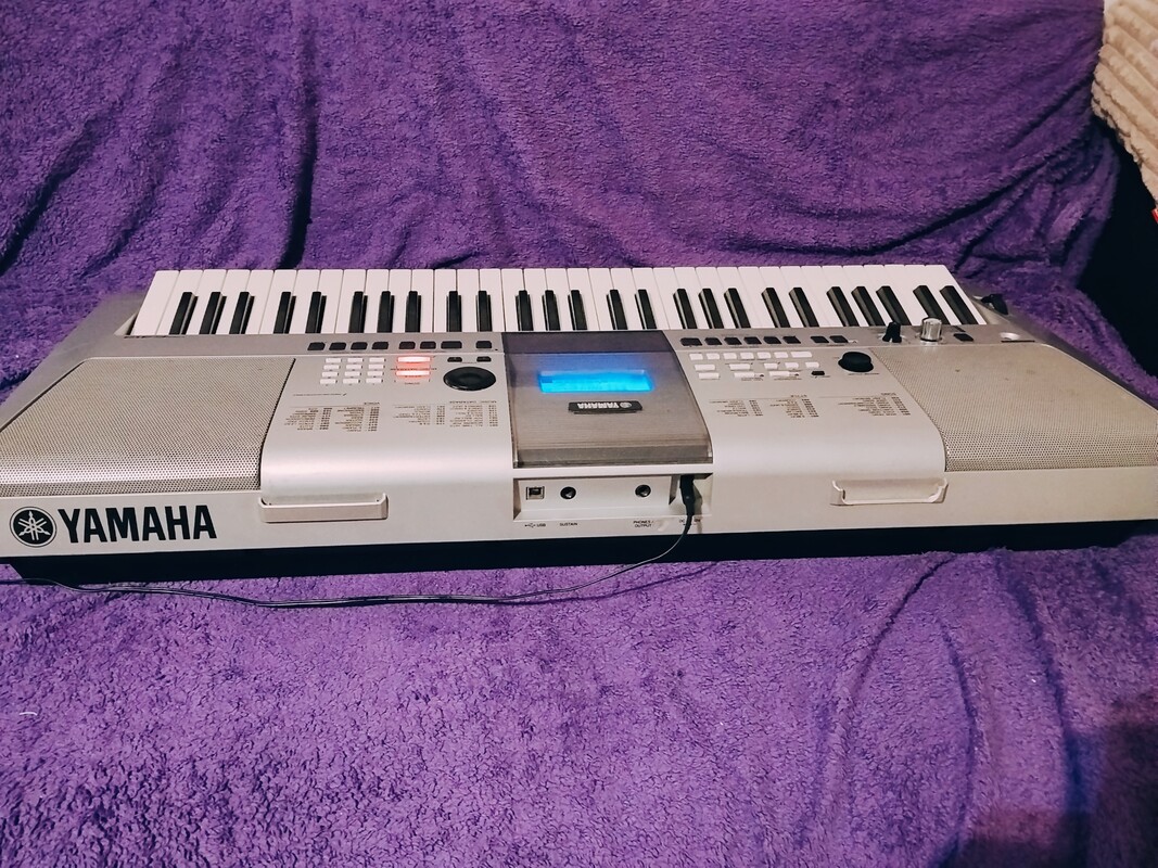Elbląg Na sprzedaż keyboard Yamaha PSR e413 - w pełni sprawny, a jedynym mankamentem jest jeden pęknięty uchwyt na