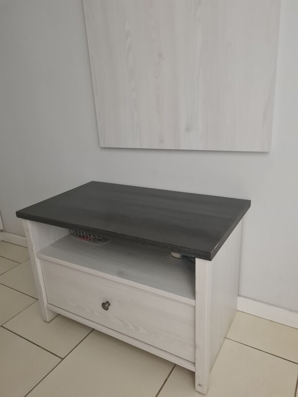 Elbląg Na sprzedaż: - szafa biała dwudrzwiowa o wym. szer. 100 cm, gł. 56 cm, wys. 205 cm - cena 300 zł - komoda szara