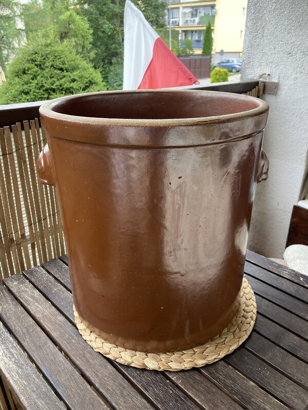 Elbląg Sprzedam duży gar gliniany(kamionkowy) 40 litrowy w bardzo dobrym stanie. Średnica otworu 37cm. 
Posiada dwoje