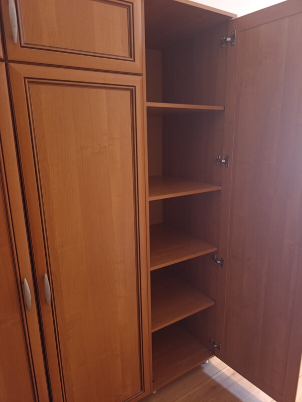 Elbląg Oddam szafę z lustrem 150 cm oraz komodę z 4 szufladami. Kolor olcha.
